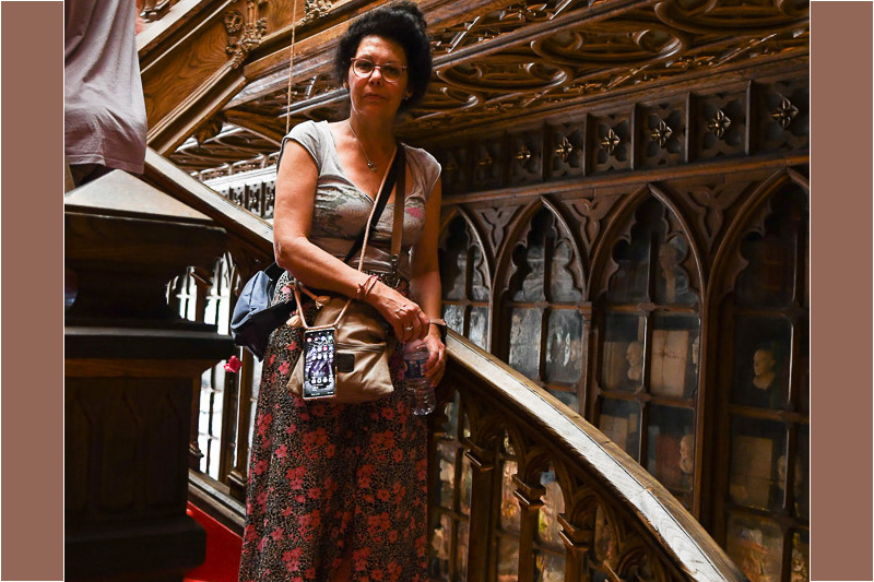 Besucherin auf der roten Treppe