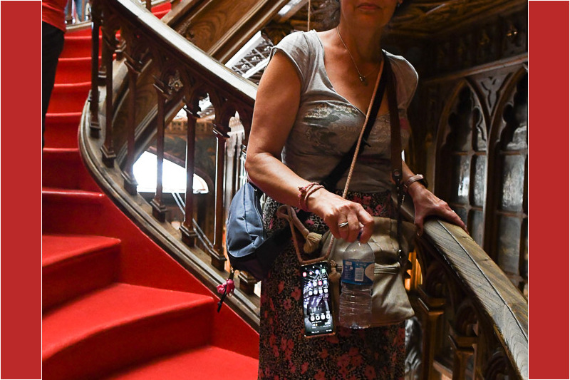 Rote Treppe mit Geländer