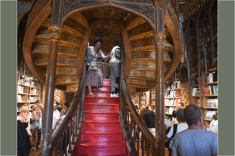 Die geschwungene rote Treppe im Buchladen