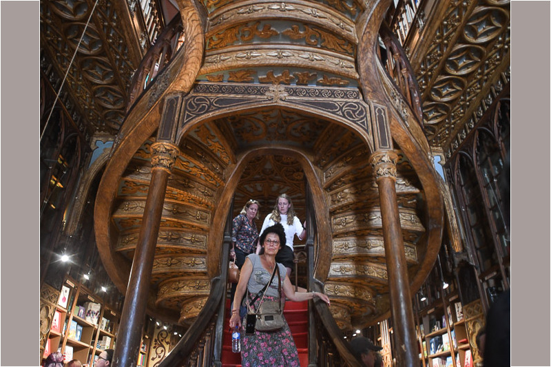 Treppe und Regale im Hauptraum