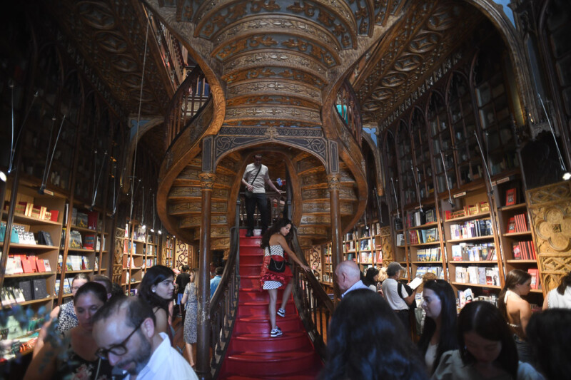Besucher vor der Treppe