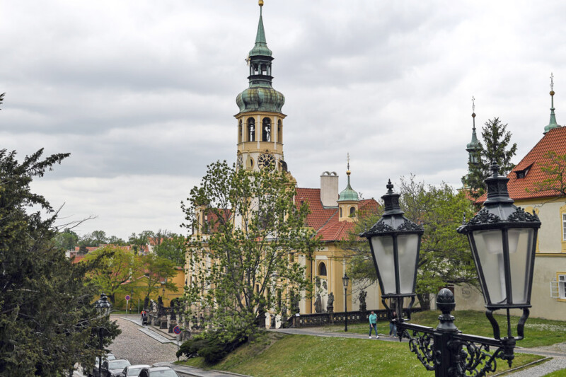 Das Loreto mit Glockenturm hinter Laternen