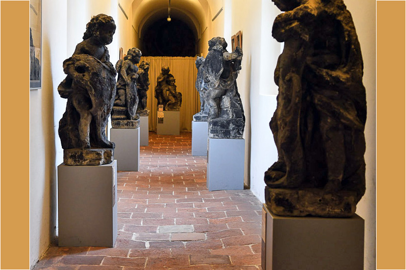 Skulpturen im Gang des Klosters