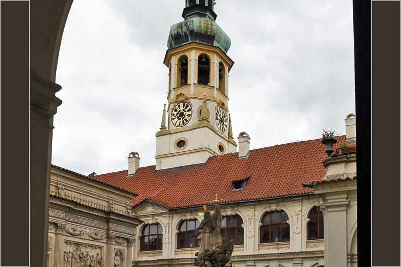 Blick aus dem Kreuzgang auf den Turm