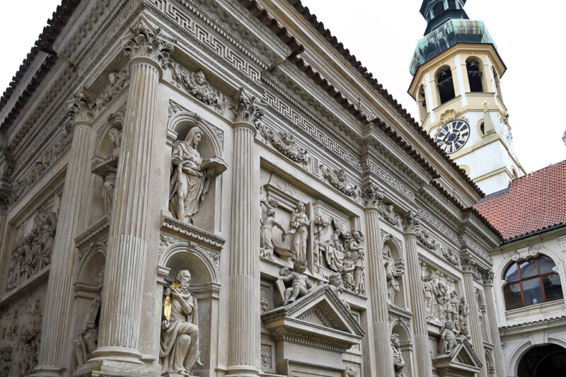 Fassade der Santa Casa mit Reliefs