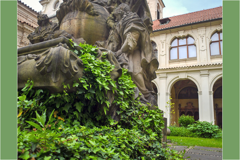 Skulptur im Hof