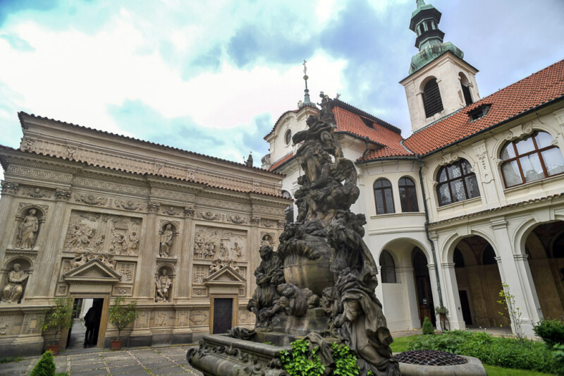 Santa Casa und Statue im Hof