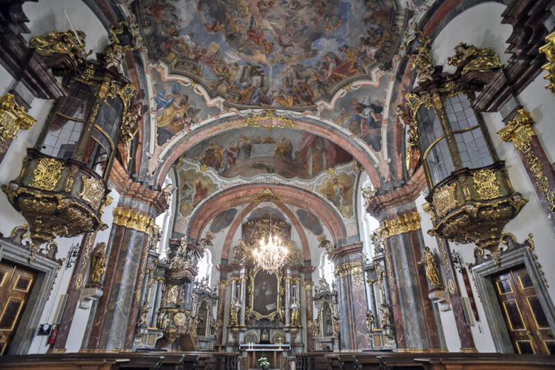 Innenraum der Kirche Christi Geburt