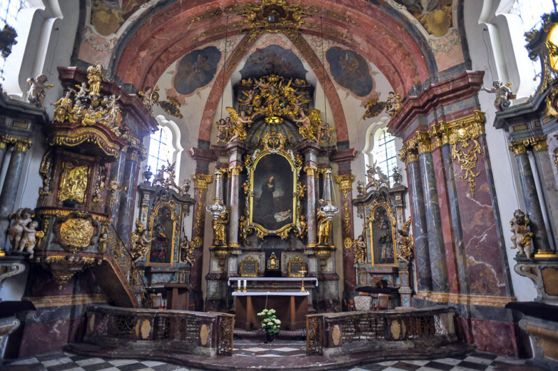 Hochaltar der Kirche