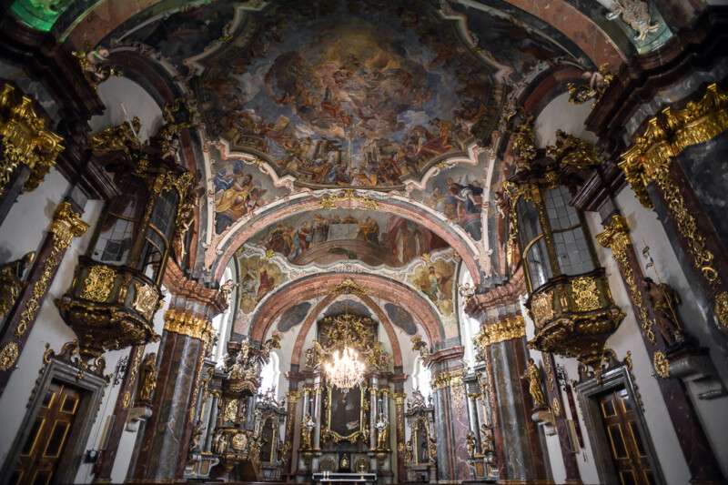 Orgelempore und Kirchenschiff