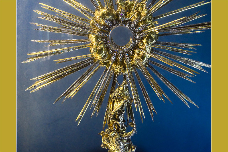 Goldene Monstranz mit Strahlenkranz