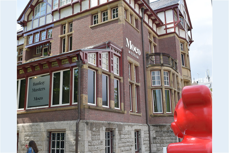 Seitenansicht der Jugendstilvilla des Moco Museum mit rotem Gummibärchen