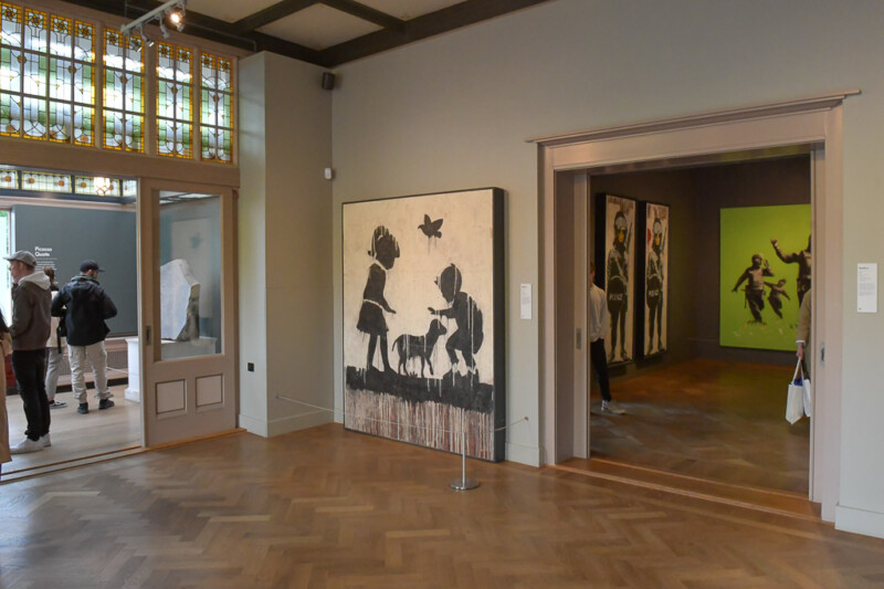 Blick durch Ausstellungsräume des Moco Museum mit Werken von Banksy