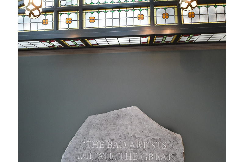 Glasdecke und Steinskulptur in einem Raum des Moco Museum
