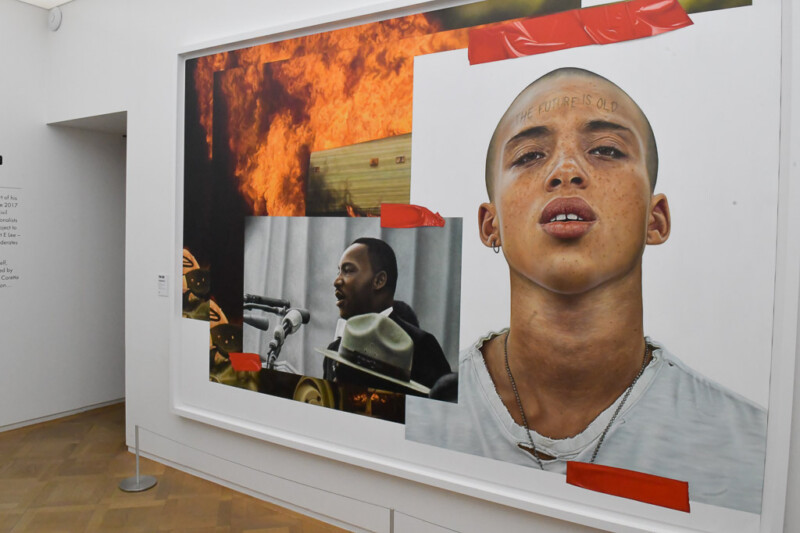 Großformatige fotorealistische Arbeit von The Kid im Moco Museum