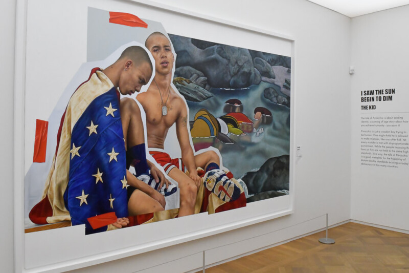 Großformatige Arbeit von The Kid mit Flaggenmotiv im Moco Museum