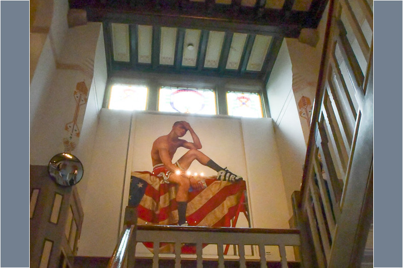 Treppenhaus mit Skulptur im Moco Museum