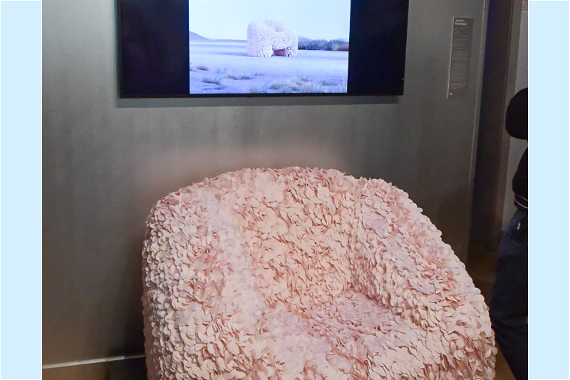 Plüschiger Sessel vor einem Bildschirm im Moco Museum