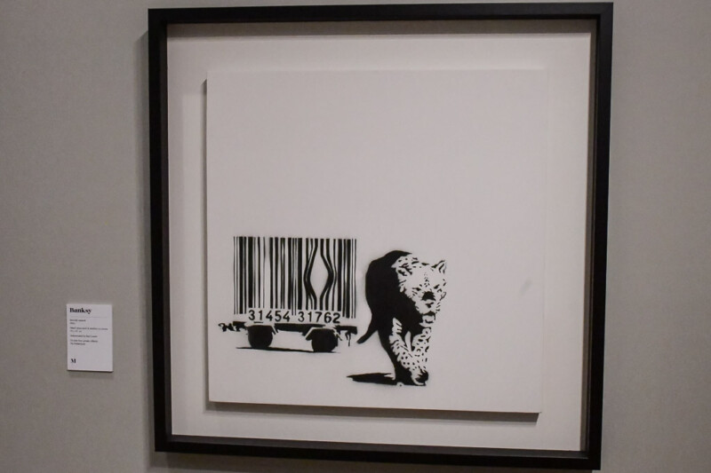 Banksy-Arbeit mit Barcode und Tiger im Moco Museum