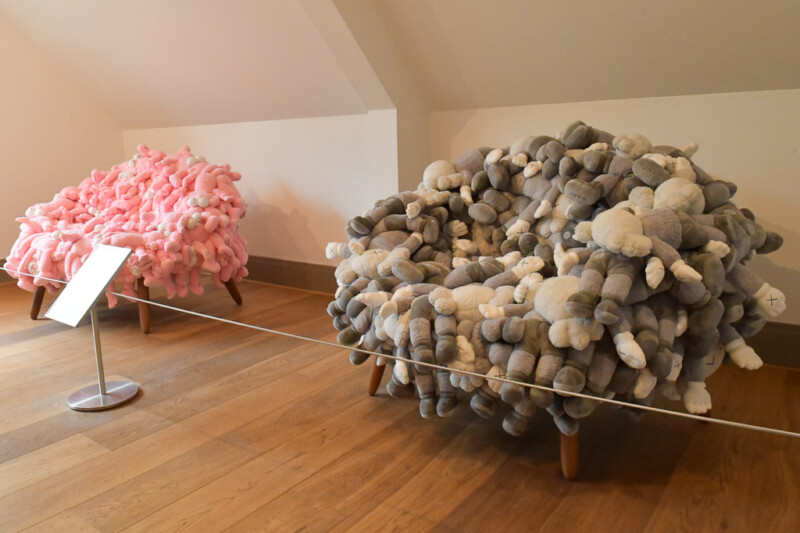 Skulpturensessel aus Steinen und rosa Stoff im Moco Museum