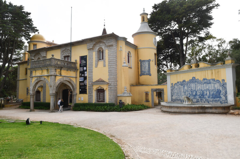 Das Museum Condes de Castro Guimarães mit Azulejo-Wand