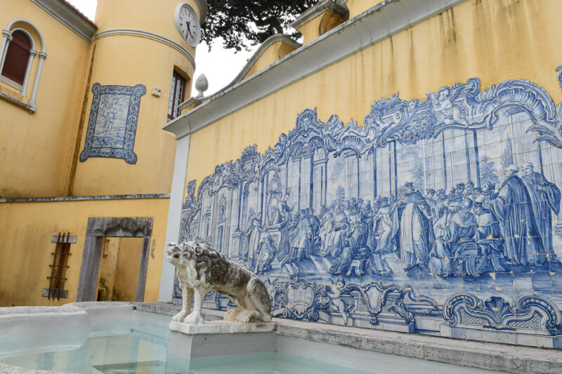 Azulejo-Wand mit Brunnen am Eingang