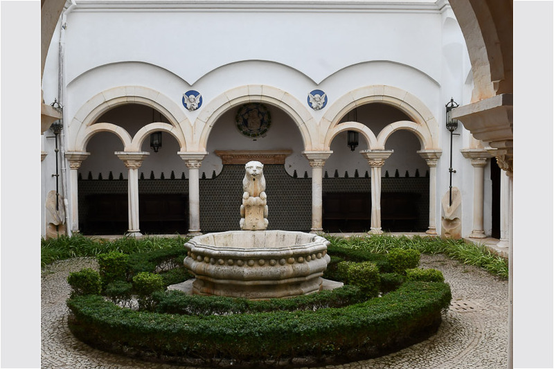 Kreuzgang mit Brunnen