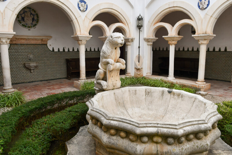 Brunnen im Innenhof mit Bögen