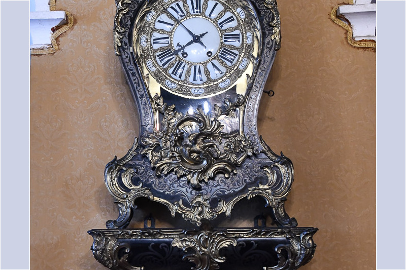 Verzierte Wanduhr