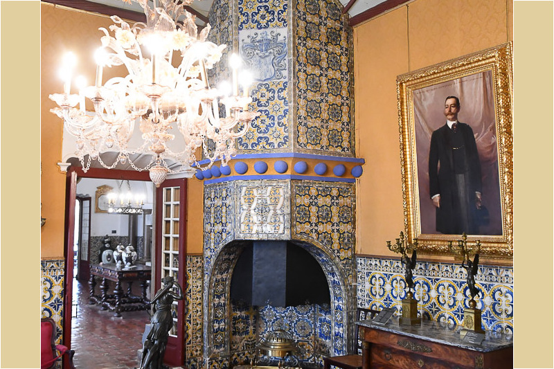 Raum mit Azulejos und Kamin