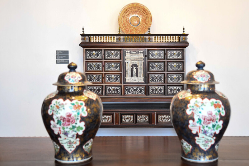 Kabinettschrank mit zwei Vasen