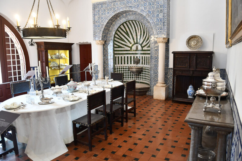 Gedeckte Tafel im Speisezimmer