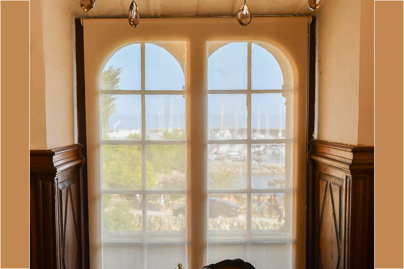 Fenster mit Kronleuchter