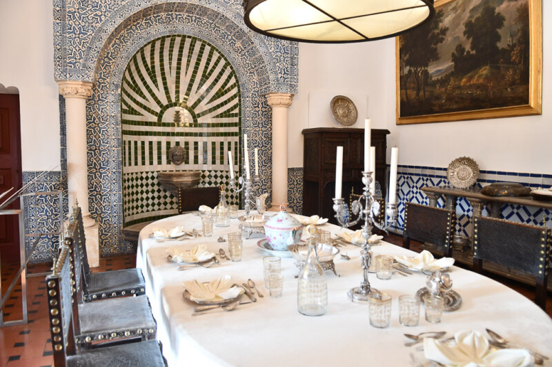 Speisezimmer mit gedecktem Tisch