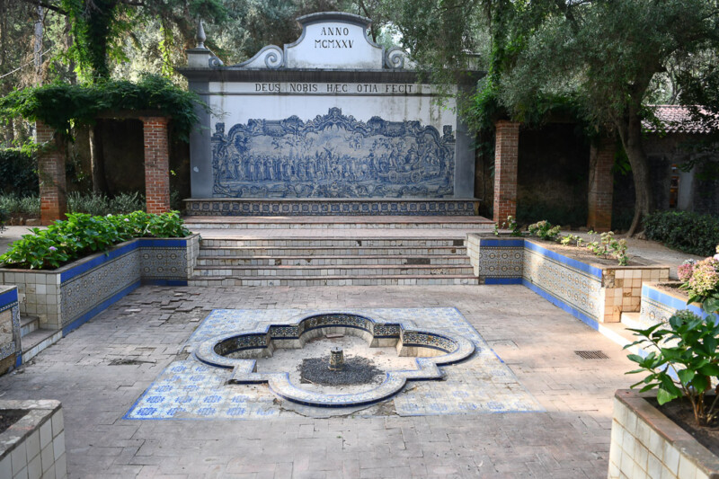 Brunnen mit Azulejo-Wand im Garten