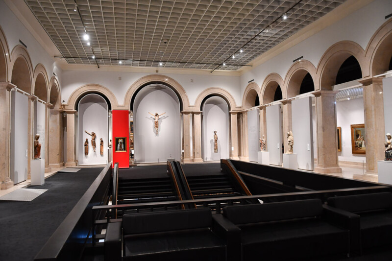 Saal mit Bögen und Kruzifix