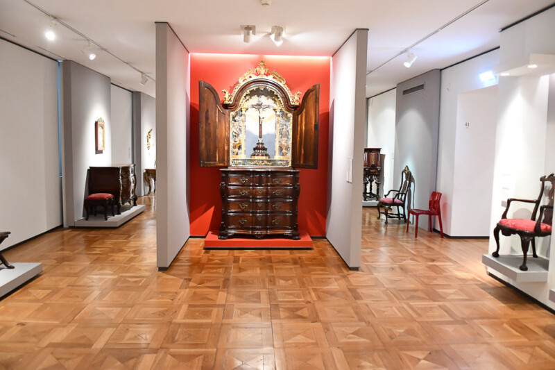 Raum mit Altar in roter Nische