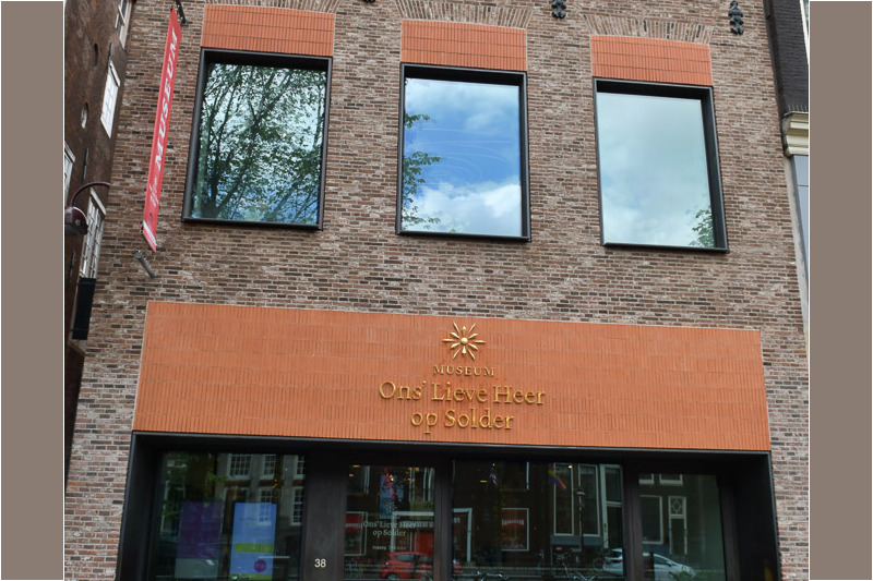 Die schmale Fassade des Museums Ons' Lieve Heer op Solder an der Oudezijds Voorburgwal