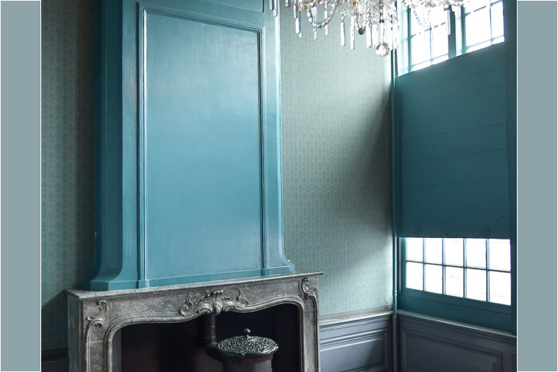 Historisches Zimmer mit Kronleuchter und Kamin im Grachtenhaus