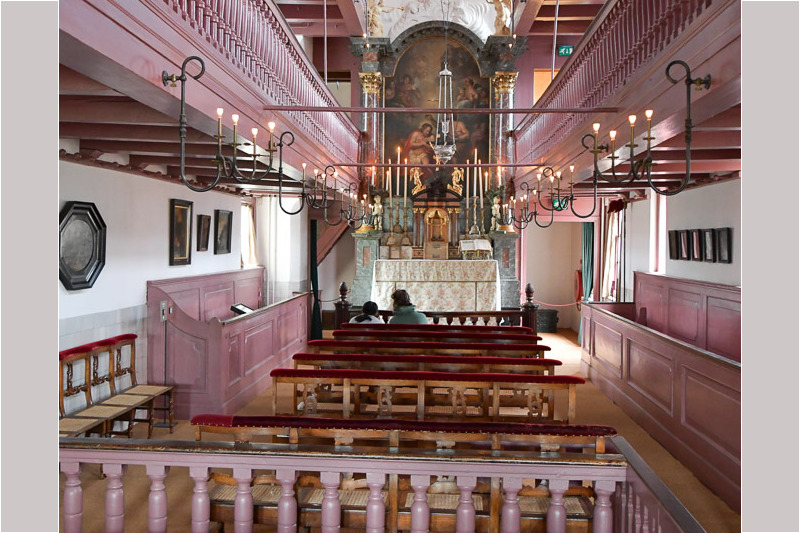 Blick in die Dachbodenkirche mit Altar und Emporen