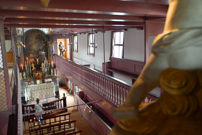 Kirchenraum auf dem Dachboden mit Blick zur Empore