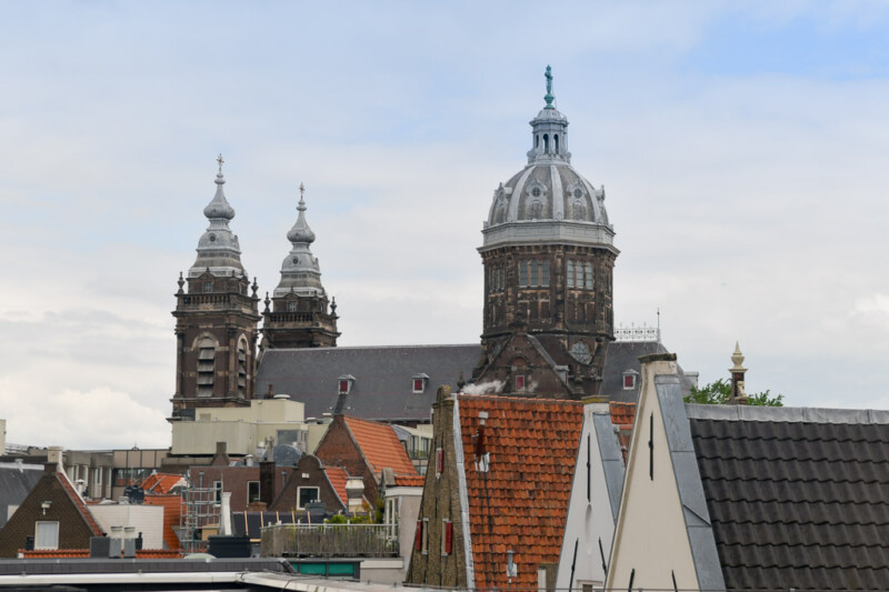 Türme der Sint-Nicolaaskerk über den Dächern der Altstadt