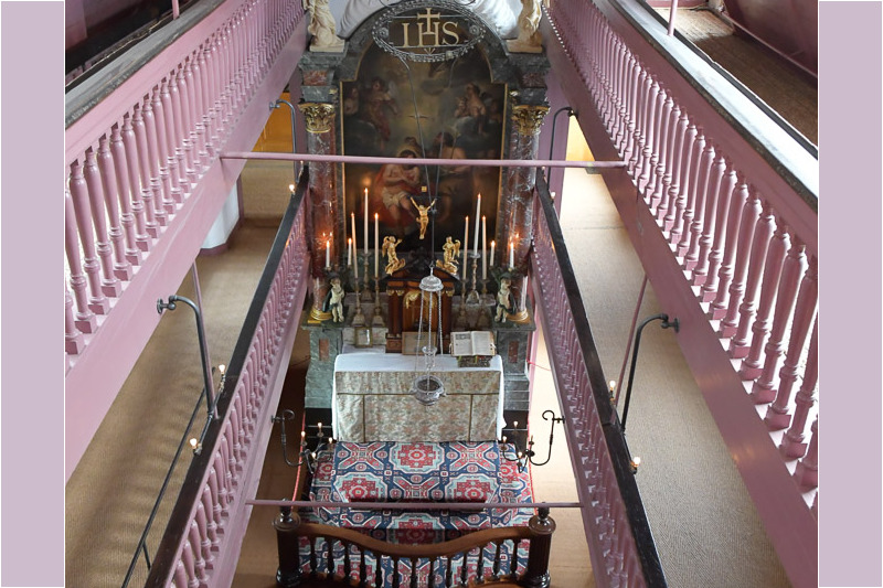 Blick von oben in die Dachbodenkirche