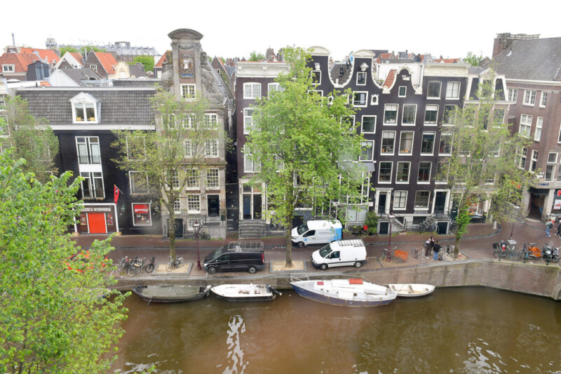 Blick auf eine Gracht mit Booten und schmalen Giebelhäusern