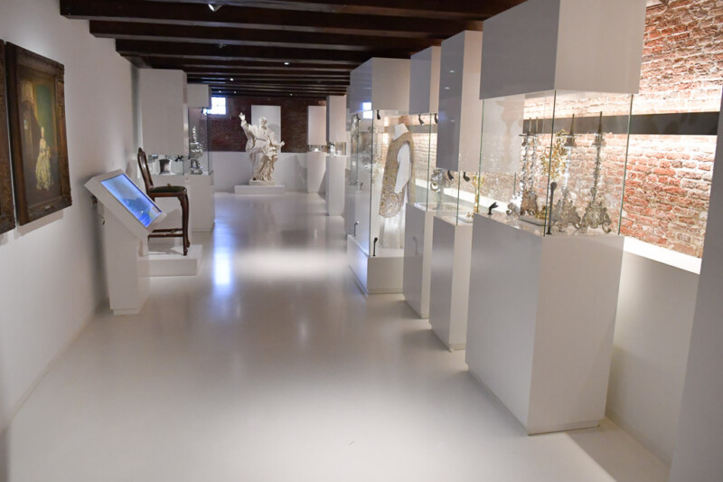 Heller Ausstellungsraum im Museum mit Vitrinen
