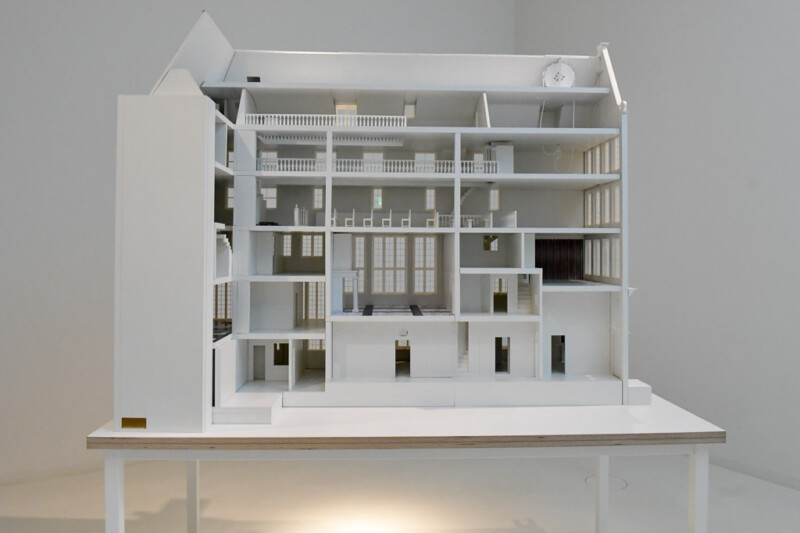 Weißes Architekturmodell des Museumsgebäudes im Schnitt
