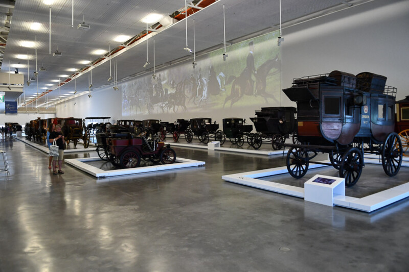 Ausstellungshalle mit Kutschen