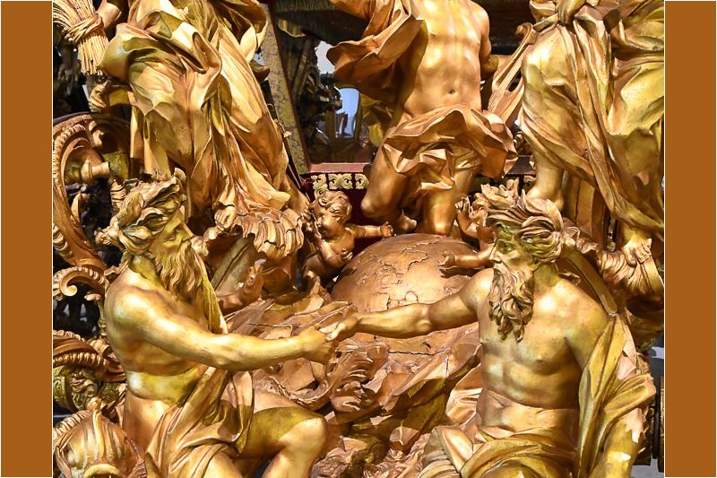 Goldene Figurengruppe an einer Kutsche