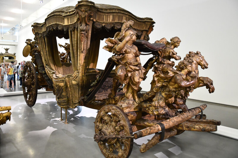 Kutsche mit Pferdefiguren