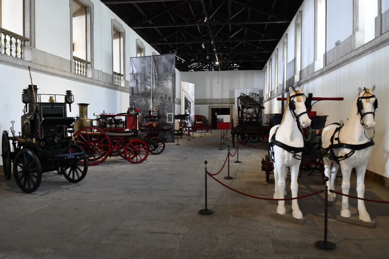 Pferdefiguren und Kutschen in der Halle